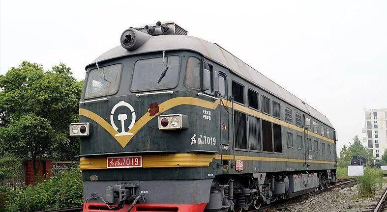 1999年,火车厨师睡了一觉,导致6节车厢化为灰烬_餐车_郑某_列车