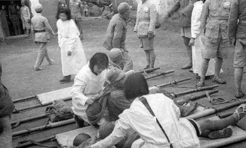 作为战地护士,刘守玟特别的忙碌,有数不清的战士需要她带回后方抢救