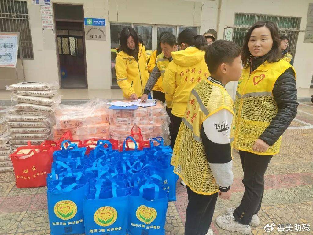 汕尾市博助慈善会组织志愿者到城区凤山街道慰问困难群众_家庭_活动