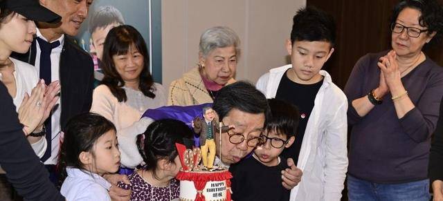 孙儿与曾孙挤满堂,4个曾孙凑钱送惊喜_胡风_生日_老人