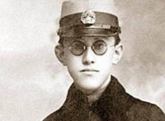 她问父亲自己有多少嫁妆,父亲回答"一火车",没想到原来是真的_陈启泰