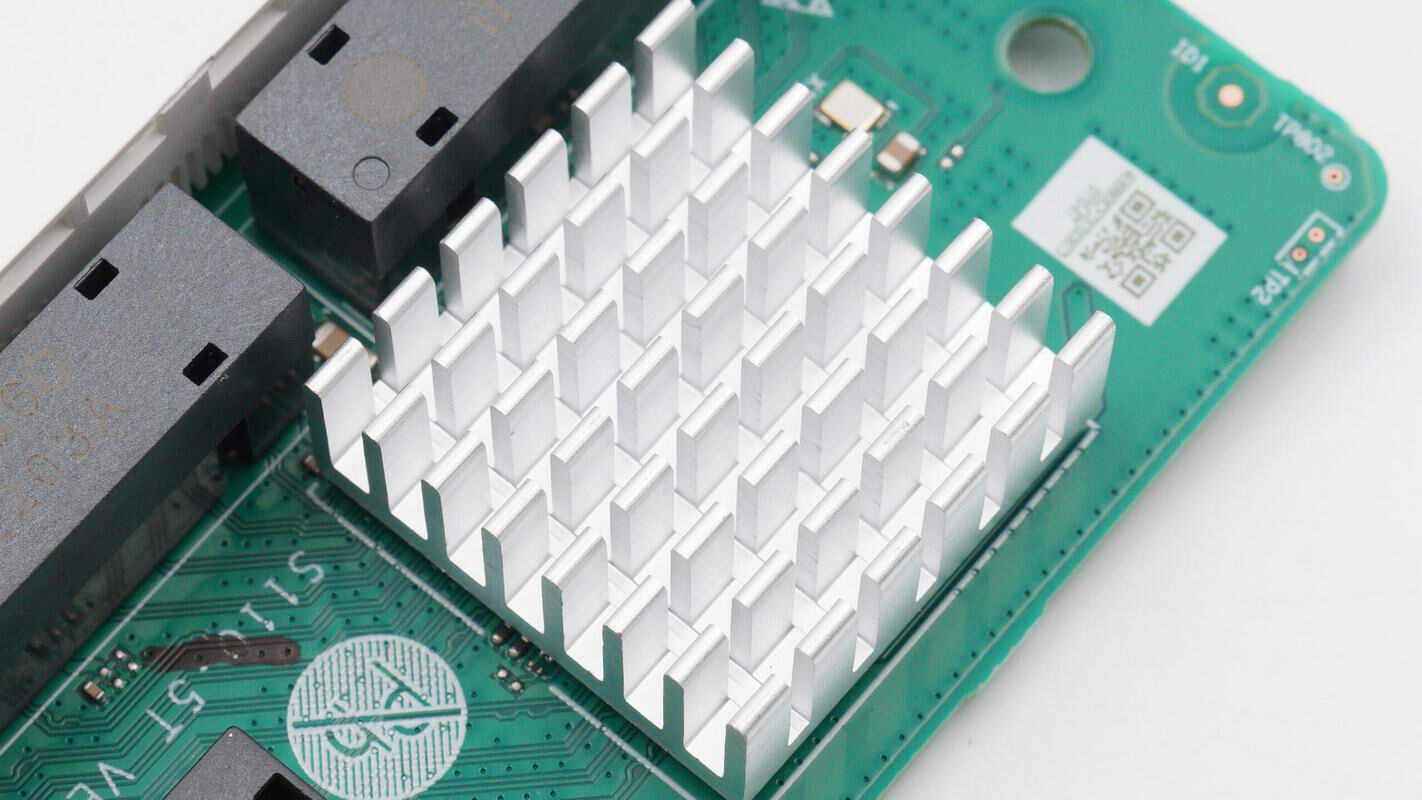 交换芯片粘贴银色铝合金散热片.