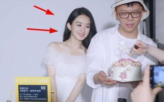 赵丽颖为摄影师送蛋糕,颖宝主动靠近合影比v,拍手唱生日歌好甜_工作时