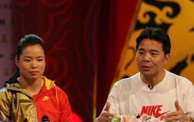 "举重传奇"陈艳青:3次复出,均打破世界纪录,31岁嫁53岁恩师_训练_比赛