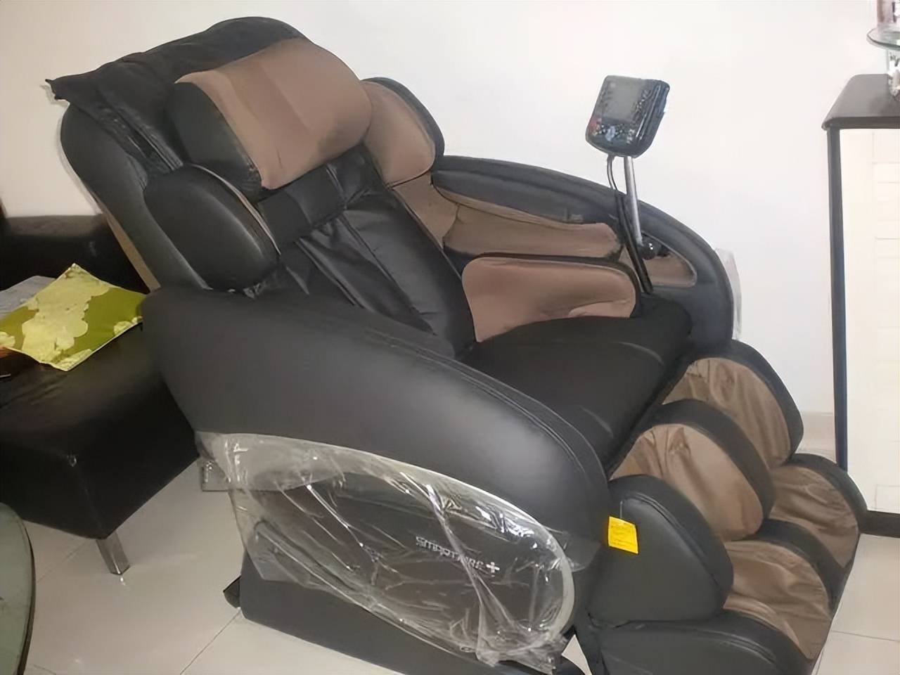 购买一台按摩椅的花费可达上万元,而且体积庞大,占据不少空间.