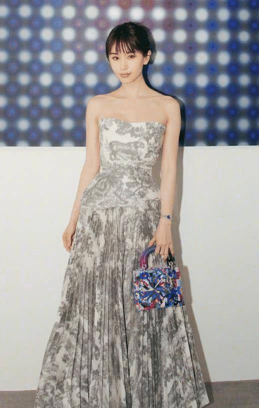 王子文不愧是"穿搭高手",穿羽绒服配阔腿裤,显腿长又保暖_女生_方式