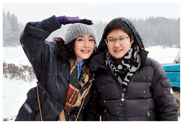 66岁恬妞头号皮肤保养秘诀,两段婚姻失败女儿变同性恋.
