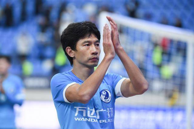 头发斑白,38岁朱挺罕见现身,亮相大连新岗位,年薪10万很满足_退役