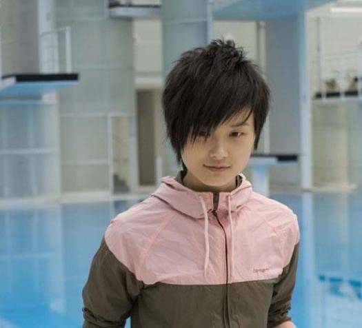 曾经有一位名叫林丽的男子,指控李宇春欺骗了她的感情.