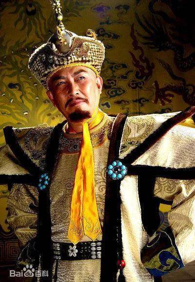 这位美女就是女演员壮丽,当时拍摄地点是在原始森林,树叶上的蚂蝗经常