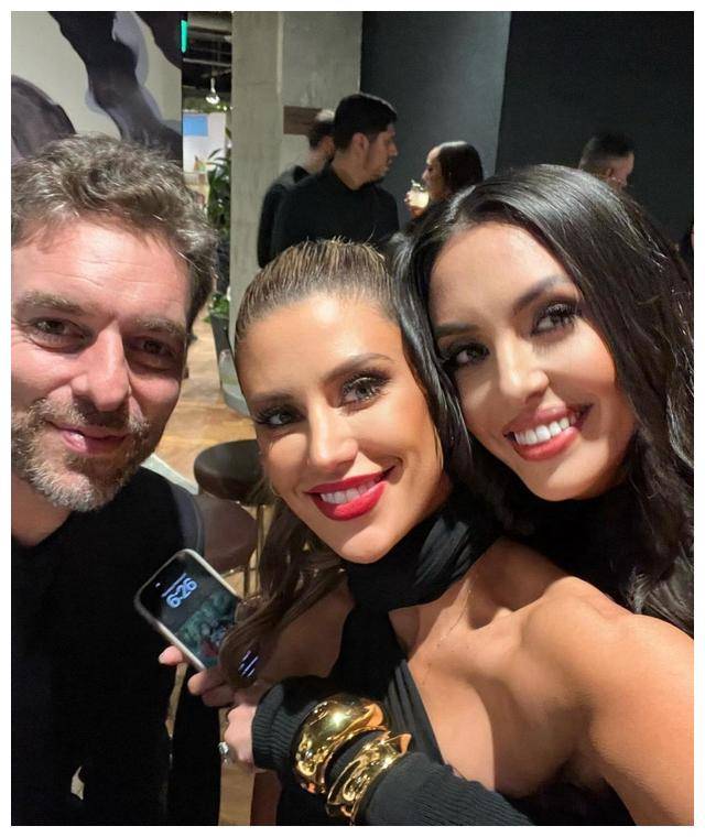 瓦妮莎与加索尔夫妇,与科比雕像合照,家庭颜值爆表_球迷_女儿_激励