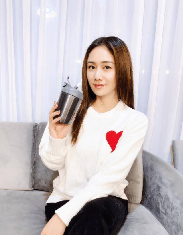 武侠剧《鹿鼎记》在圈里名气大涨,她在剧中饰演沐王府小郡主沐剑屏,给