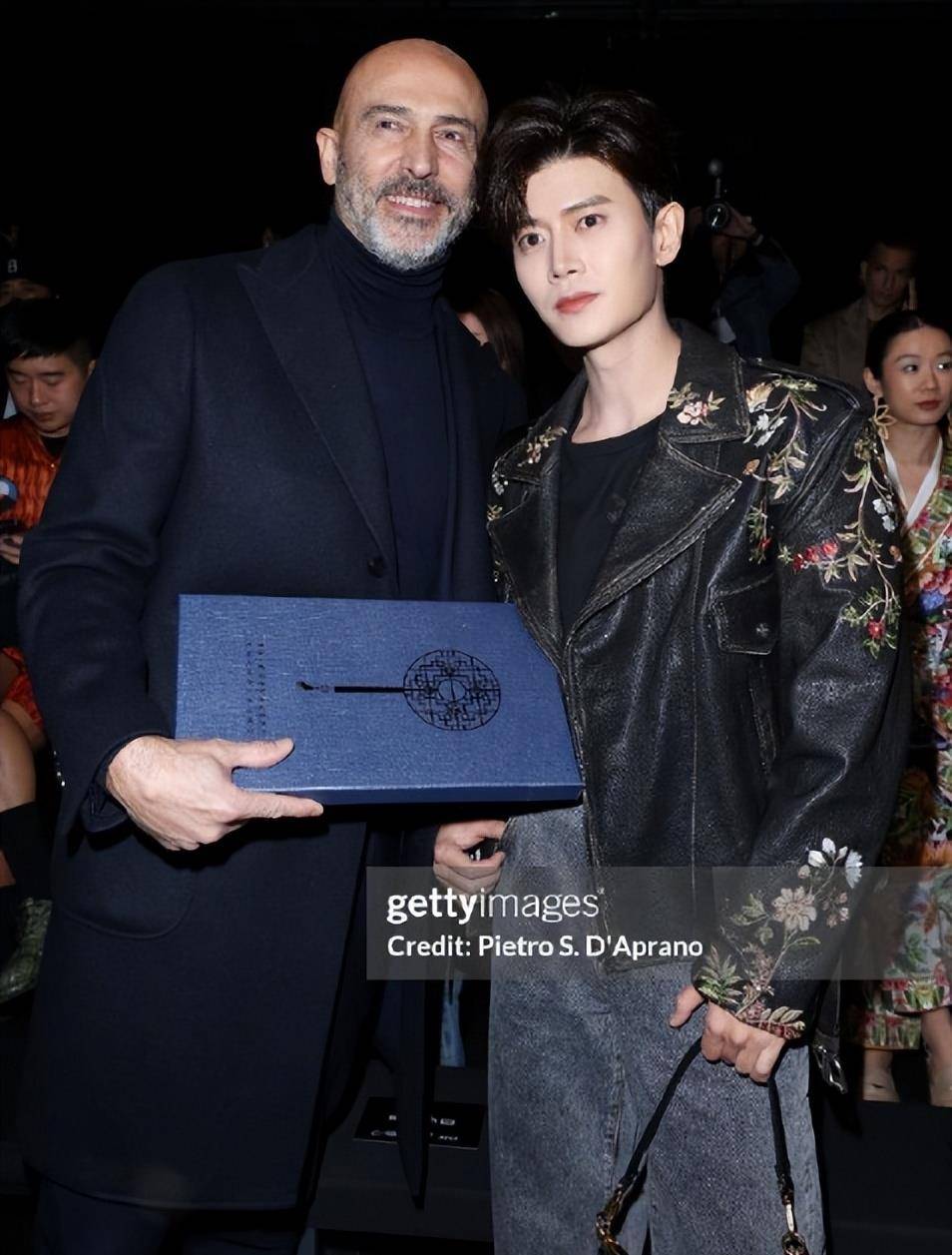 米兰时装周成"照妖镜",蹭咖位,无修图,明星的里子面子全照出来了_肖战