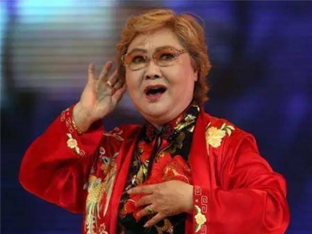 越来越多的人从四面八方赶来听她的戏,她被人称为"晋剧里的梅艳芳",把