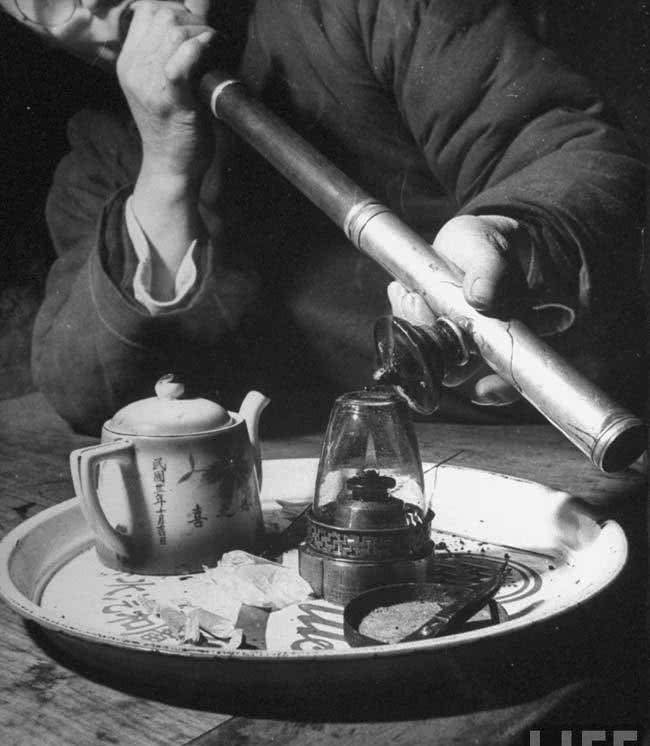 1946年一个男子吸食鸦片全过程:眼神空洞醉生梦死,陶醉在吸食快感之中
