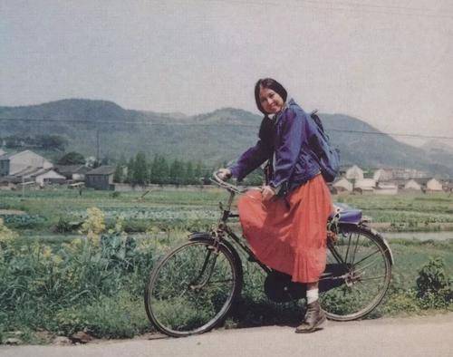 三毛老照片:在成都街头眼神满是绝望,4个月后自尽在