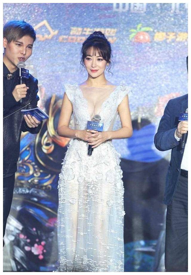 陈紫函:独具风韵的美腿与v型美背,中空薄纱事业线显若隐若现.