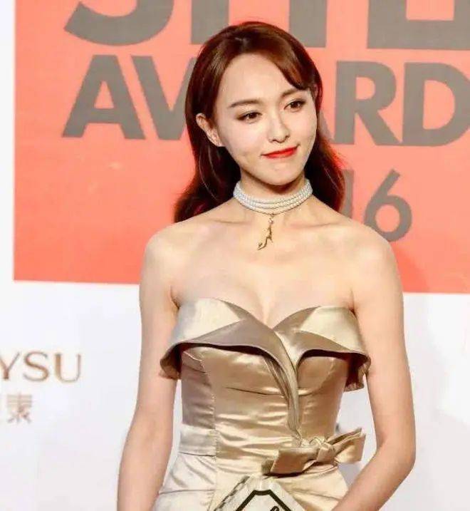 当86斤唐嫣撞上104斤柳岩, 同样的"裂缝裙", 果然还是黑色显瘦_魅力