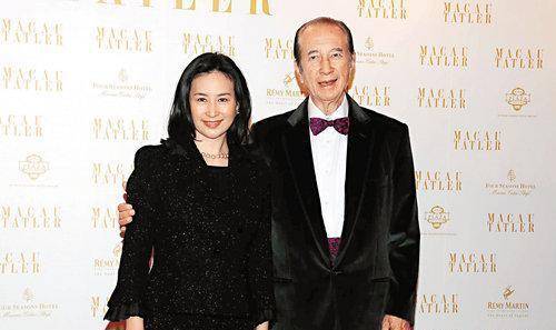 何超琼的能力相当的强,在何鸿燊还存在这个世界的时候,何超琼和他的