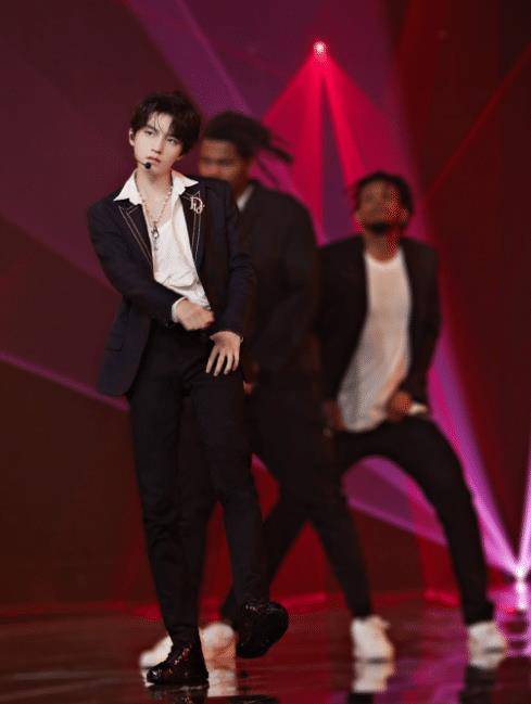 有种"整容"叫王俊凯,发育后与1米8吴磊齐高,穿校服都像超模_时候_显得