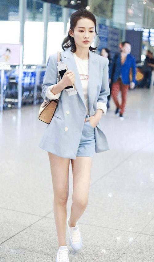 套装李沁也穿过走机场,清纯蓝色套装给人少女感,白色运动鞋加持修饰