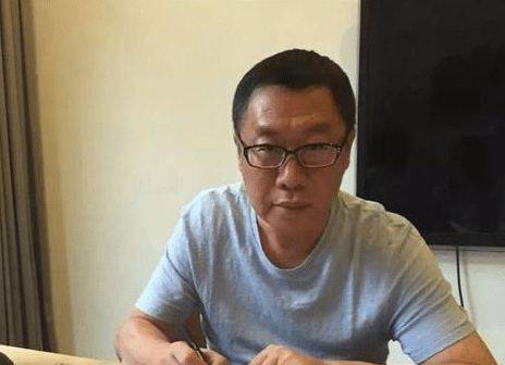 2020年,富商张小波到银行提额遭讽刺,一怒取走全部存款_人员_柜台