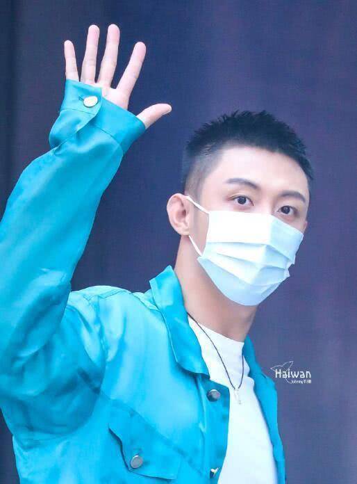 湖南卫视演播厅准备录制快本,当天他乘坐保姆车现身,身穿一件蓝色夹克