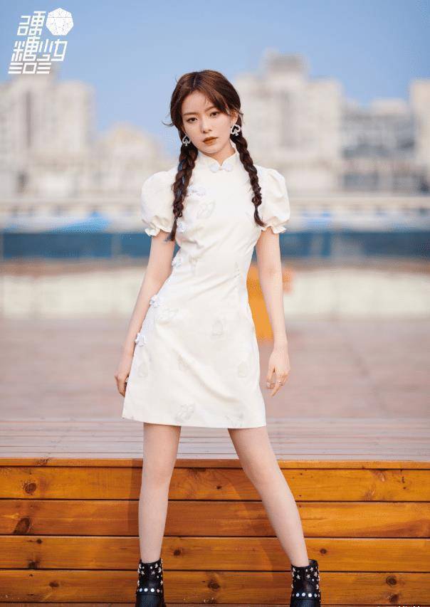 陈卓璇的"牛奶腿"绝了,明明没穿"死亡白袜",双腿却能白到透光_时尚_穿