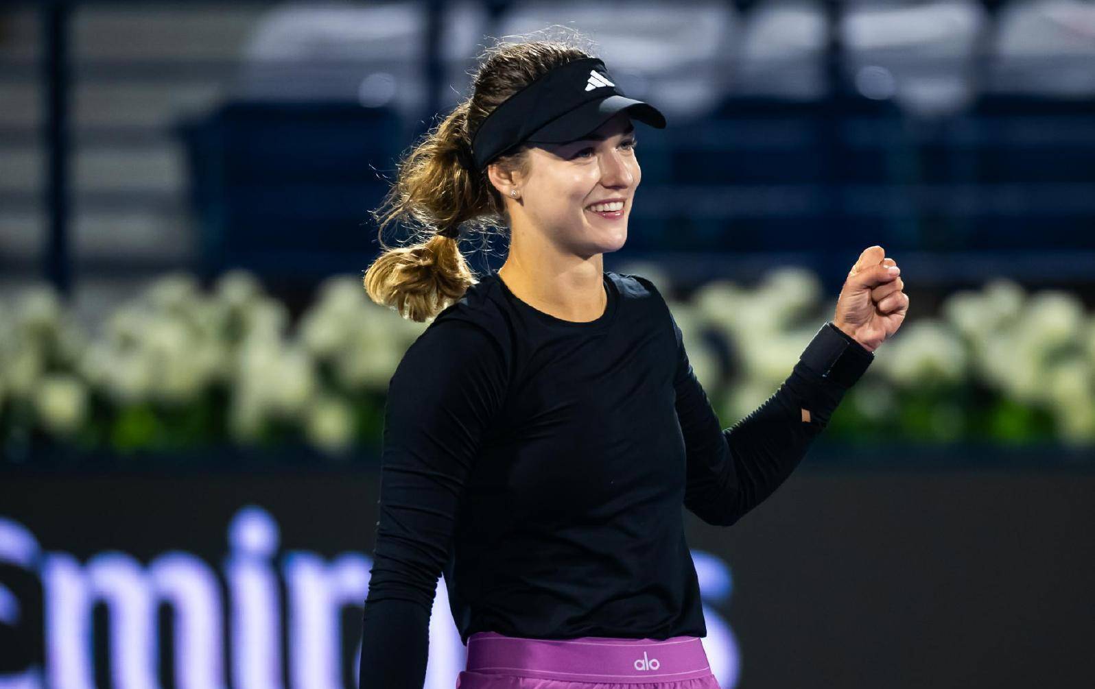 卡林斯卡娅爆冷击败世界排名第一斯瓦泰克,迪拜决赛遭遇保利尼_比赛