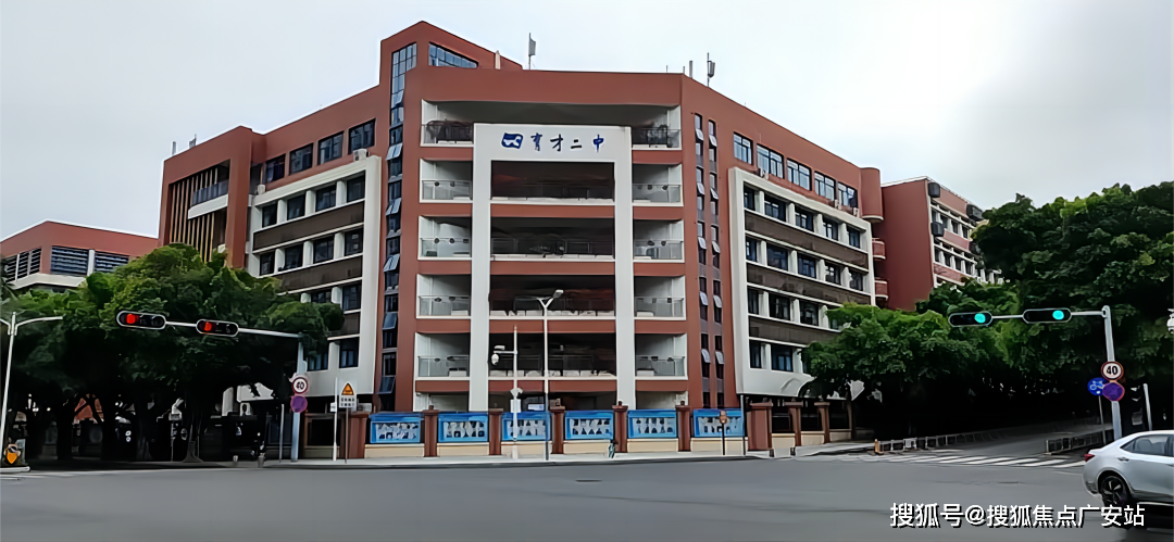 小学学区在育才三小的学区范围内,中学学区在育才二中的学区范围内.