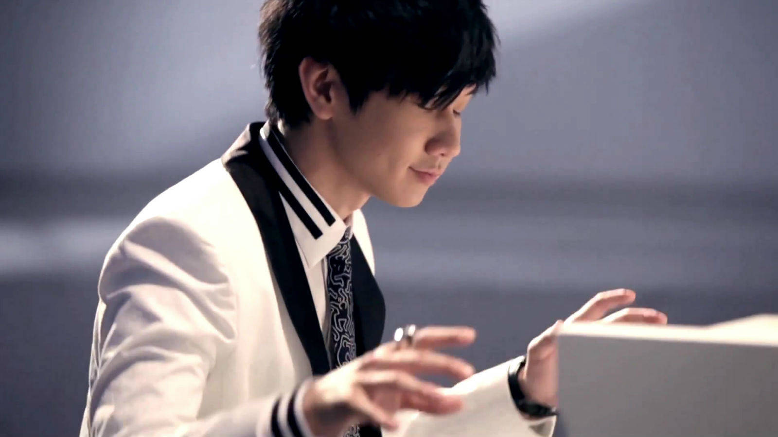 林俊杰泰国过元宵,与王嘉尔卖萌合照,网友却盯上了他的铁打刘海_锅盖