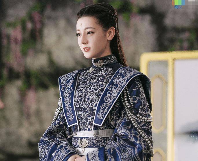 《枕上书》大婚造型,白浅vs凤九,一个仙气十足,一