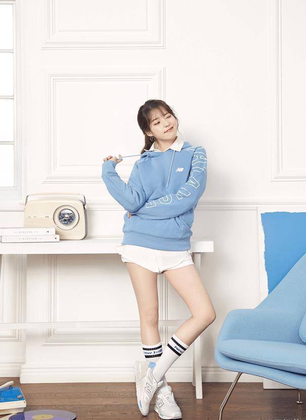 李知恩终于"不保守"!全身上下靠两根细带固定,27岁美得清新脱俗