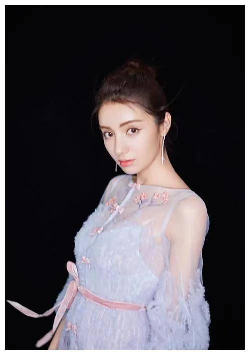 新疆美女麦迪娜,优雅舞姿,展现异域风情美._表演_舞蹈_角色