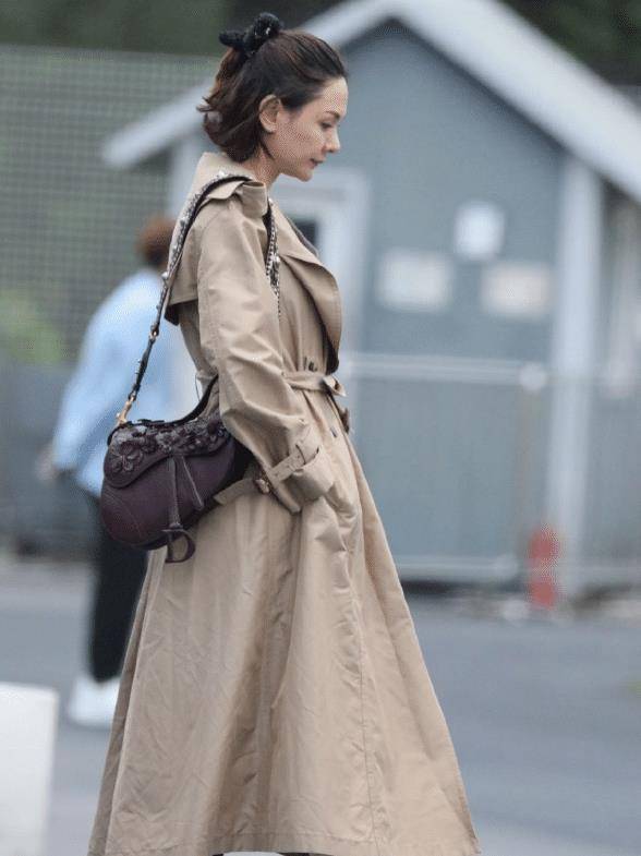 程莉莎性感打扮露面,老公反应亮了_形象_身材_生活