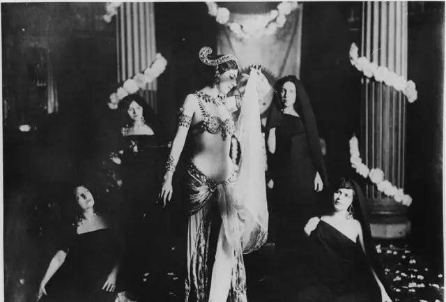 荷兰最美女间谍,因叛国罪被枪决,但她死后,却受到全世界追捧_玛塔