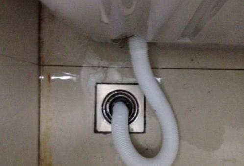 洗衣机排水管万万不要这样装,每次排水都会溢水,后悔没早知道_地漏