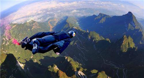 世界第一位穿飞行衣滑翔的人,从巴黎铁塔一跃而下,结局让人唏嘘