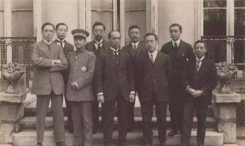 变法期间,光绪帝先后发布上百道变法诏令.谭嗣同,梁启超,康有为等