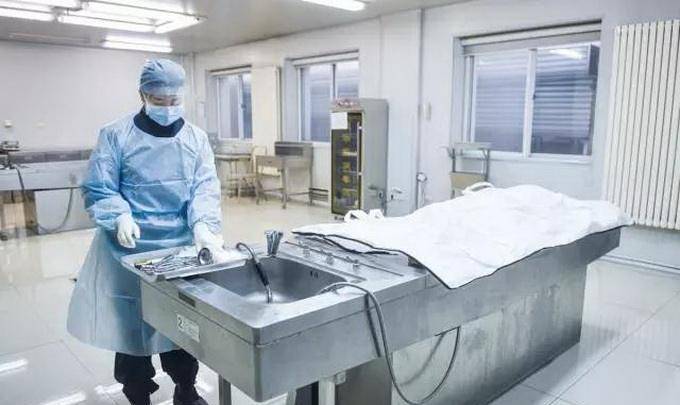 2003年,女儿心脏病去世,专家父亲报警:借妻上位的女婿