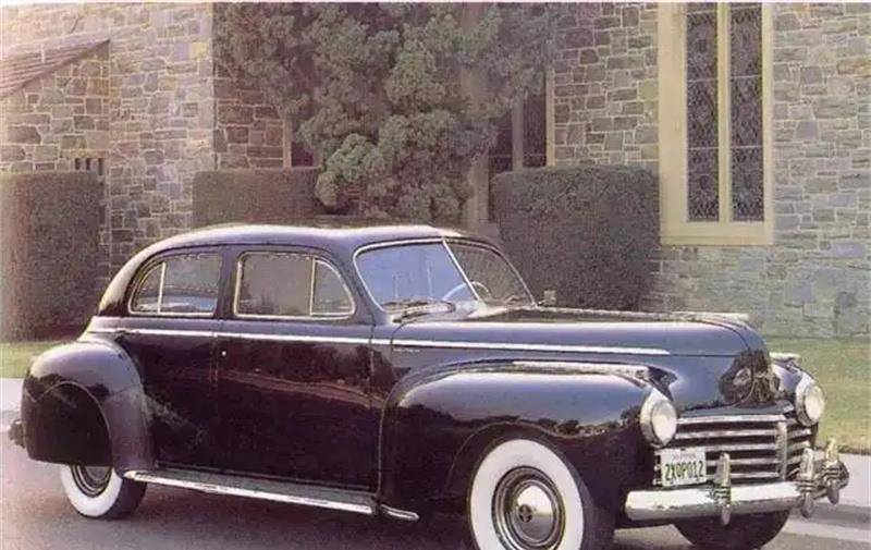 路边,打手们发现里面没人,就会立即拿出提前配好的万能钥匙将汽车发动