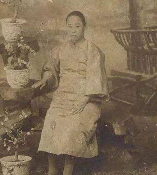 不料却遭亲戚抢夺,她借腹生子夺回财产_刘青霞_刘耀德_秋瑾