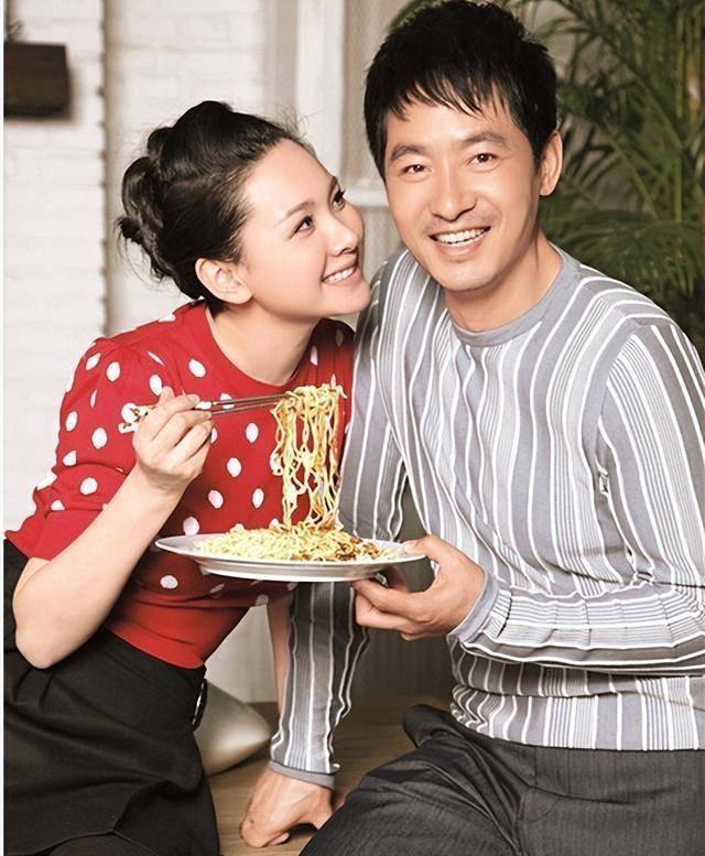 演员郭晓东带妻儿回山东老家陪母亲过年,破房子抢眼,网友吵翻了