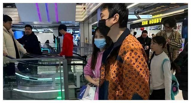 王思聪新恋情曝光,大牌亲密搂美女逛街,女友小羽疑心生醋.