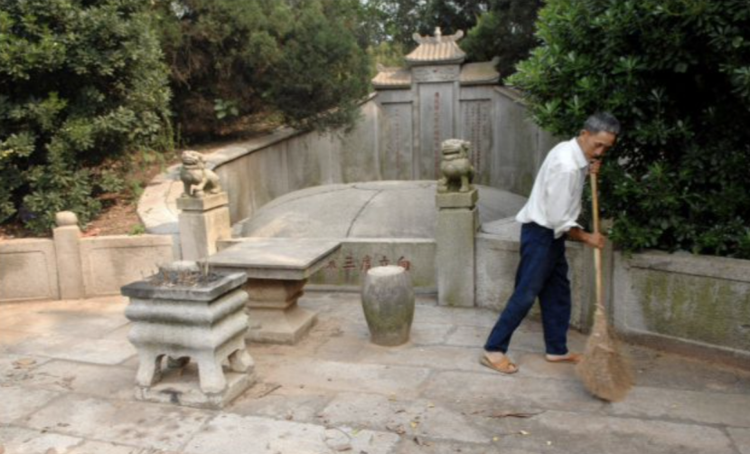 左宗棠墓地守墓人:迄今已恪守坟冢132年,坟前16字令人深思