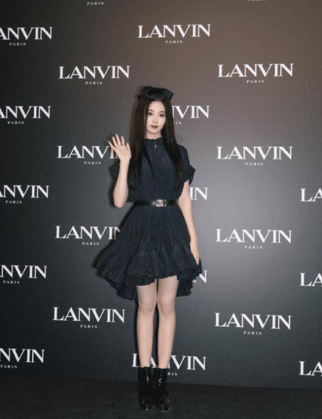 徐艺洋机场生图流出,看她无修图下真实腰型,怕是被上帝吻过_时尚_look