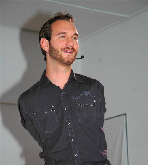 却凭一张嘴成2家公司总裁,还娶走日本混血美女_尼克·_胡哲_演讲