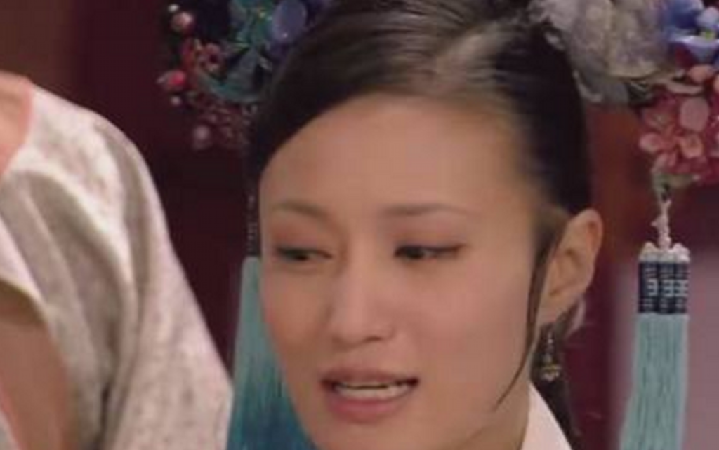 皇上责罚甄嬛去蓬莱洲时,颂芝为何要做出一副恶心样呢?