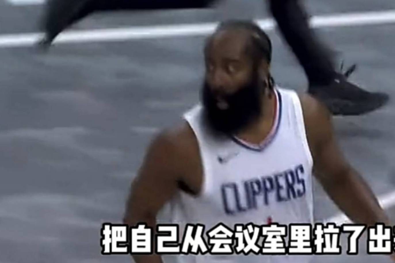 哈登与队友默契配合打出高潮 连续得分改写NBA即时比分