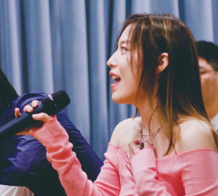 飞儿乐队吉他手阿沁结束与华研合作,回归独立音乐人_未来_乐迷_创作